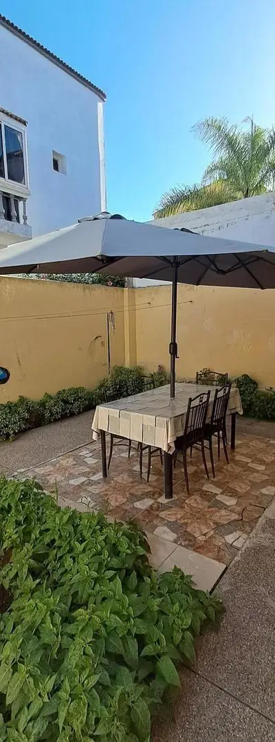 Parasol et table et chaises de jardin
