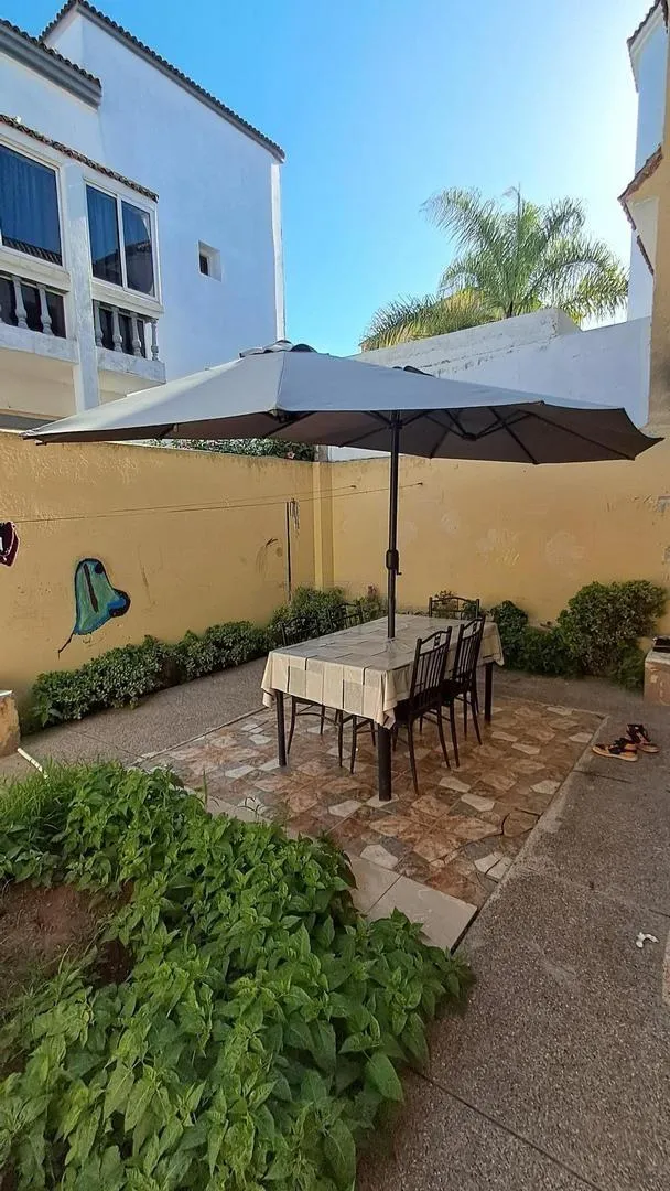Parasol et table et chaises de jardin