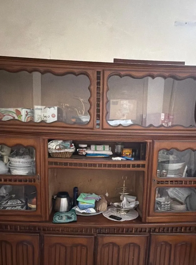 Vitrine en bois solide à prix abordable
