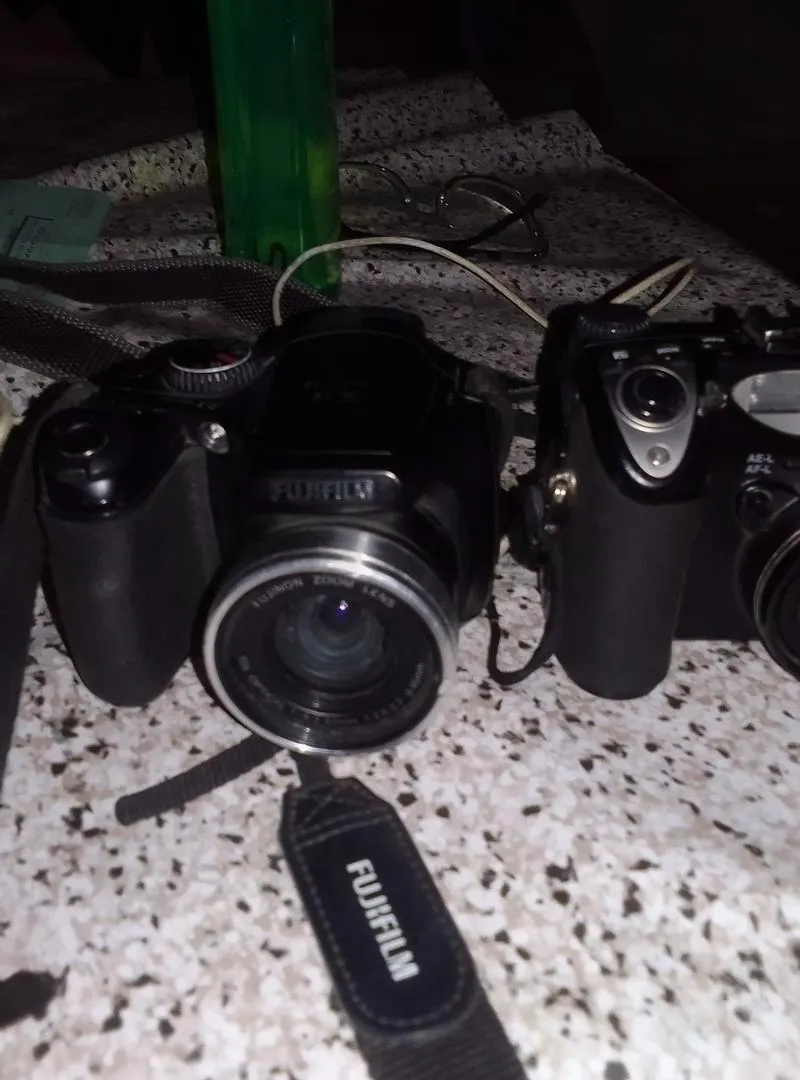 Deux appareils photo Nikon et Fujifilm, prix 300 pour les deux