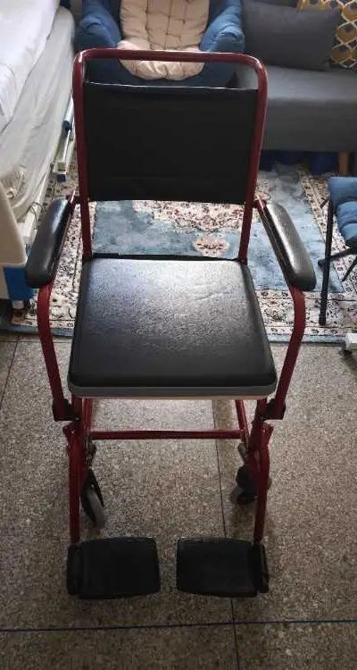 Chaise roulante avec bassin