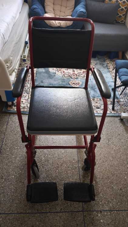 Chaise roulante avec bassin
