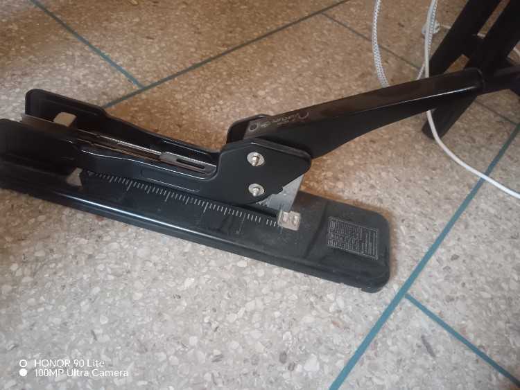 بيع آلات وادوات مدرسية