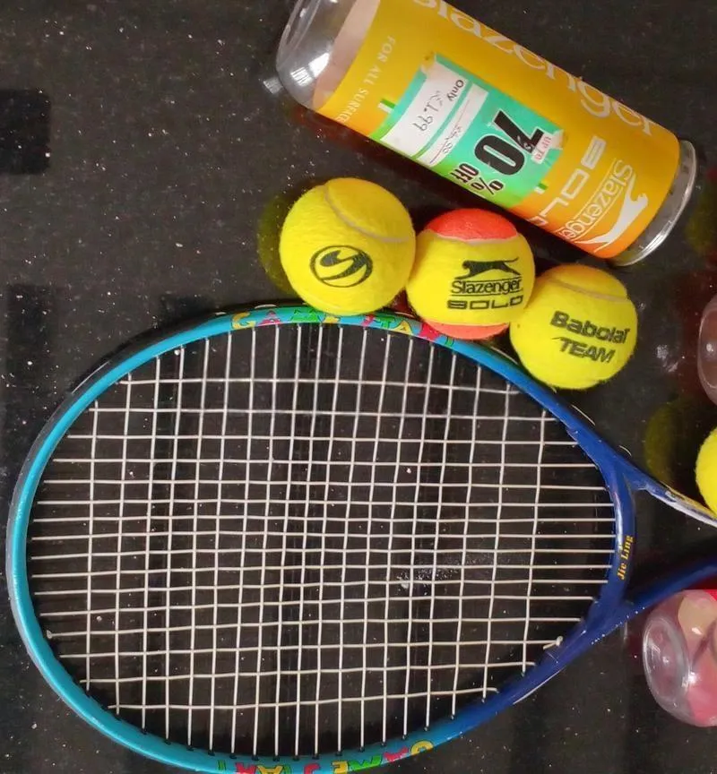 Raquette de tennis et balles