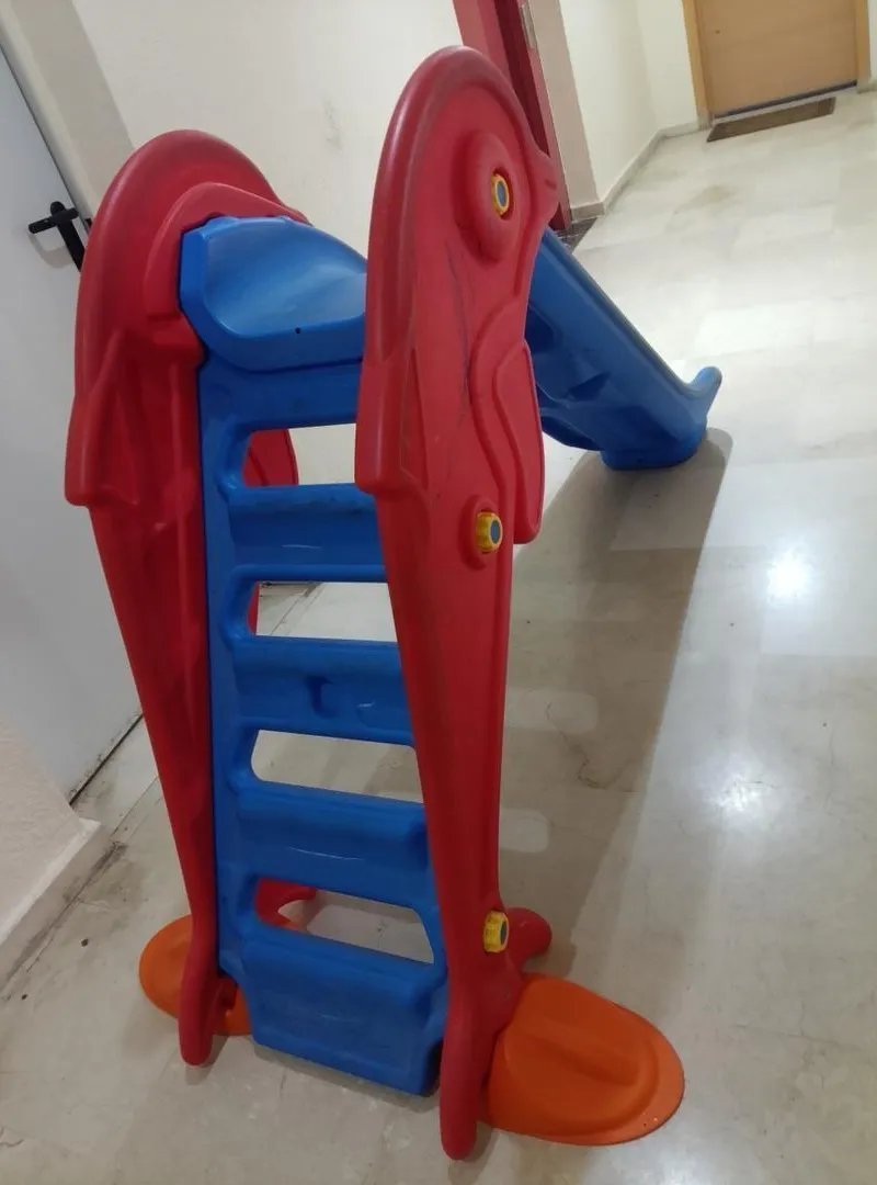 Glissade pour enfants en très bon état.