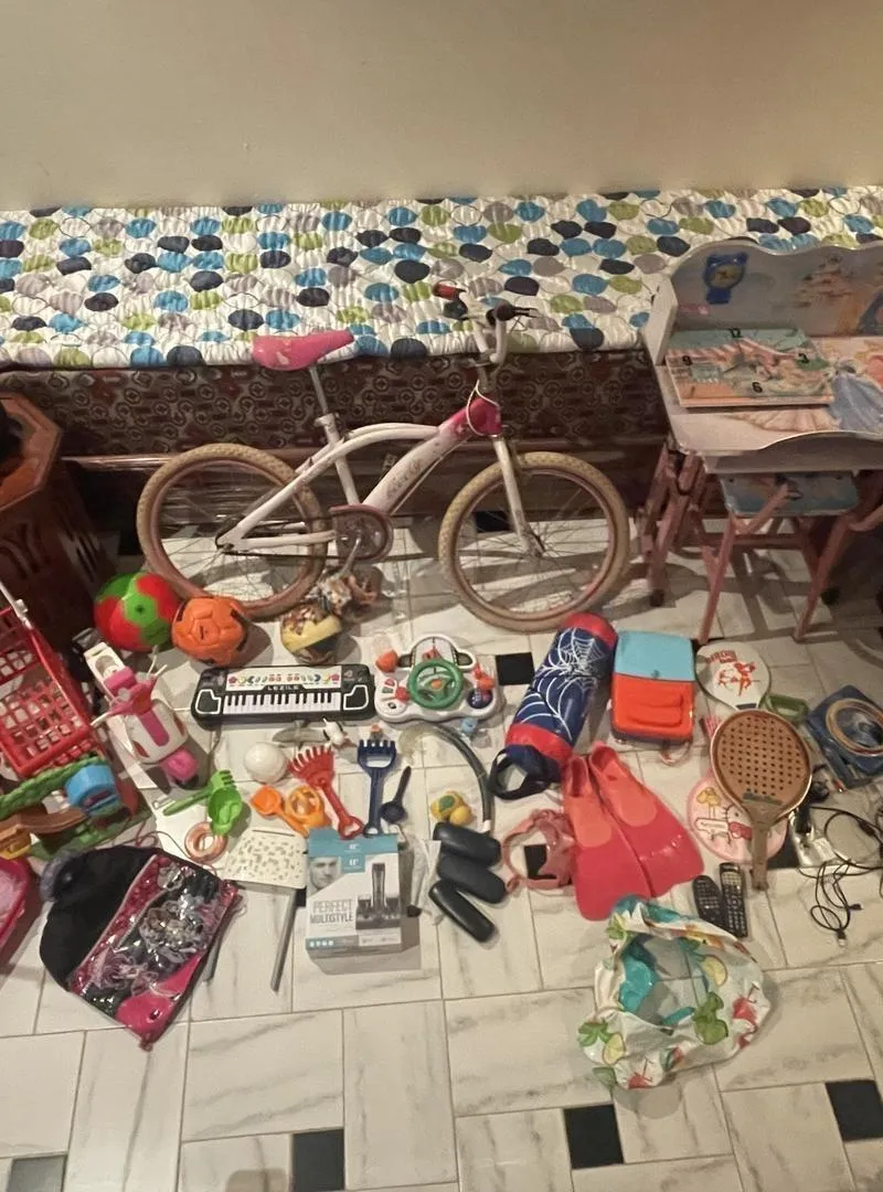 Ensemble de jouets pour enfants et divers articles à prix raisonnable