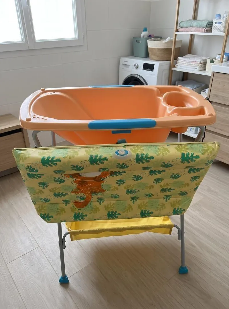 Table à langer avec baignoire