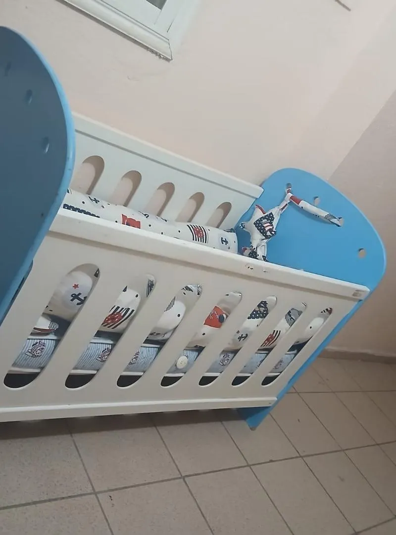 Lit bébé propre et en bon état