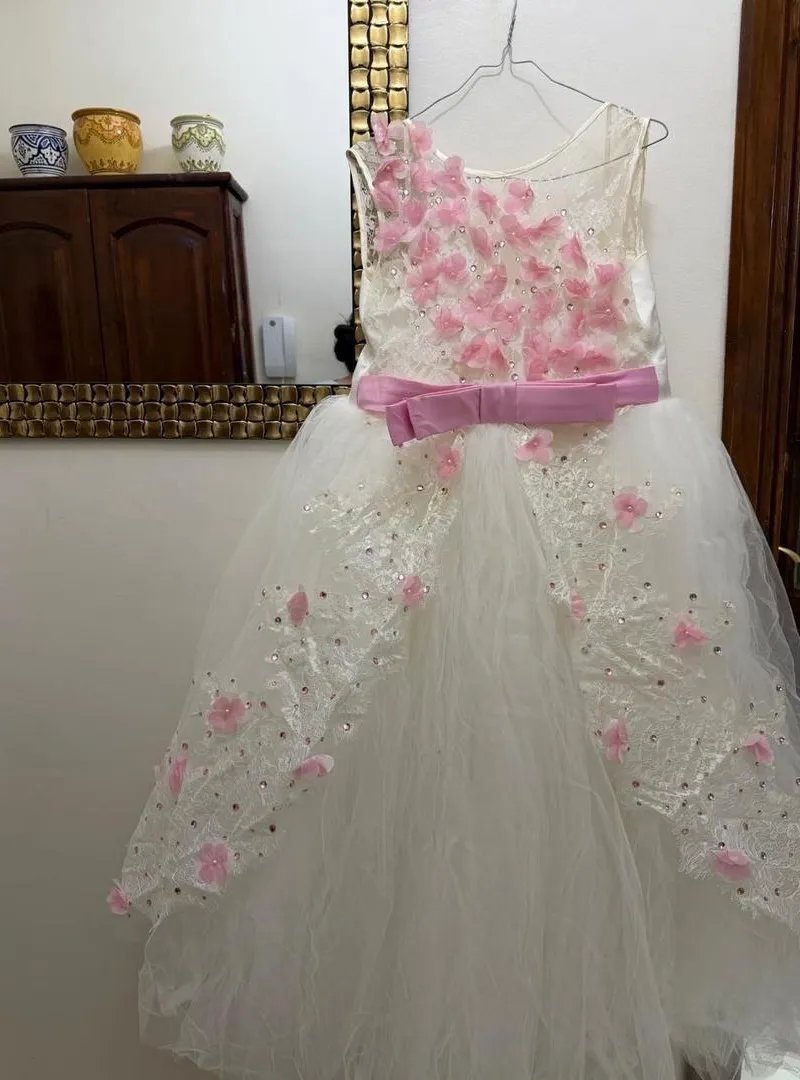 Robe de princesse blanche et rose avec fleurs 3D