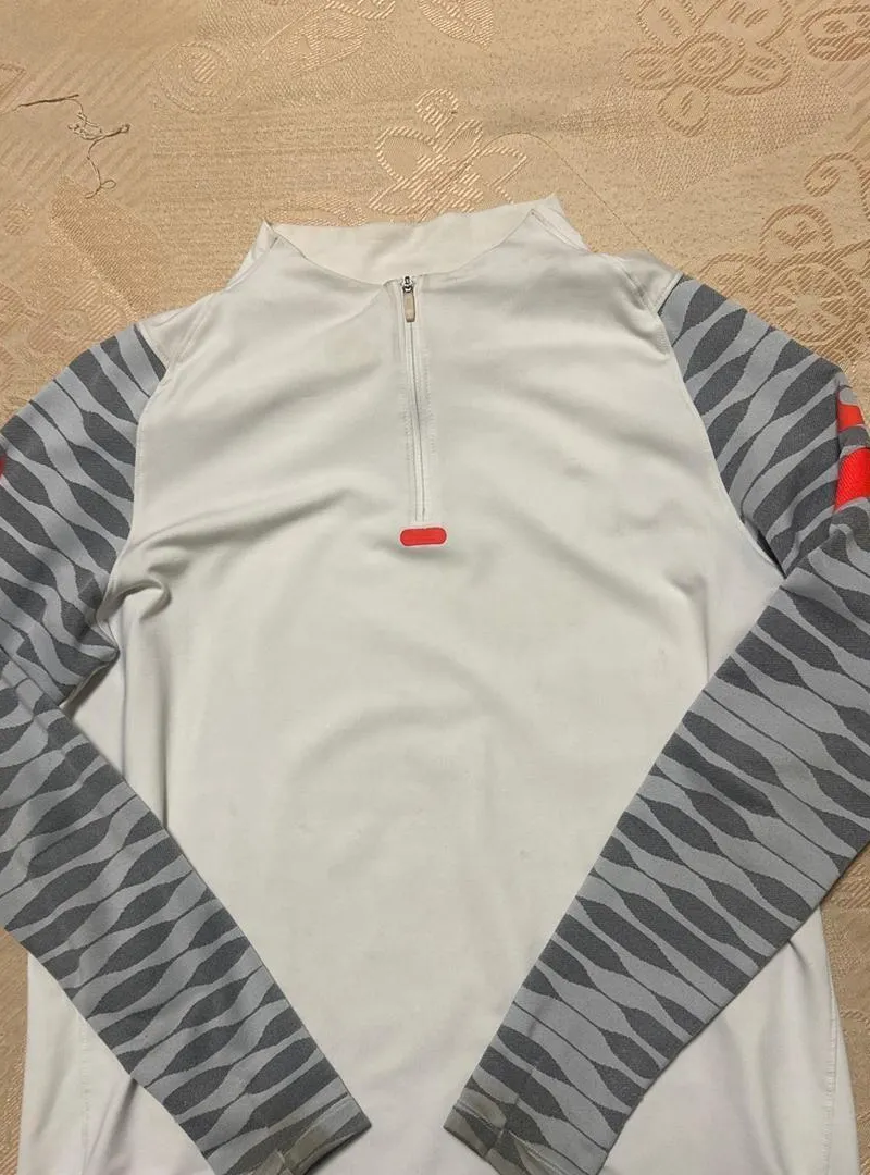 Pull Nike blanc gris et rouge taille L