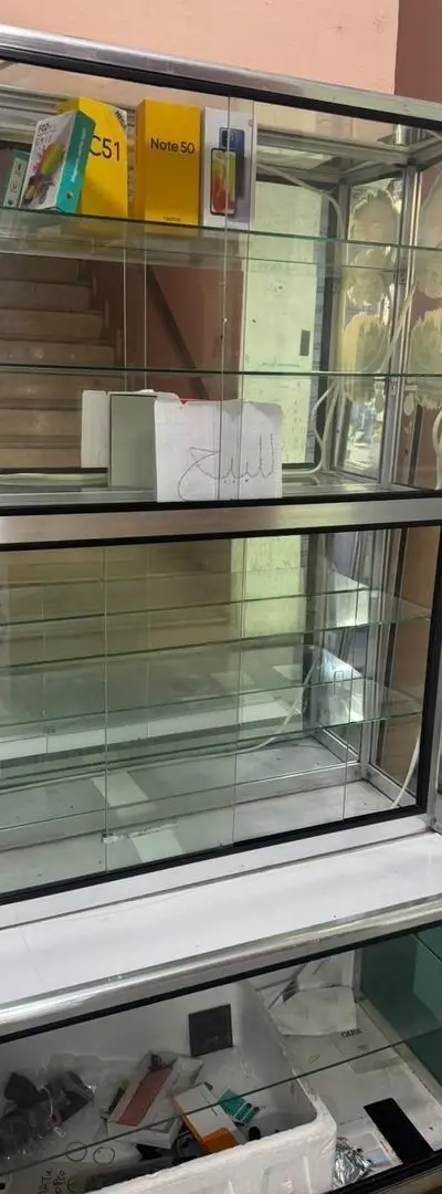 Vitrine en aluminium avec éclairage