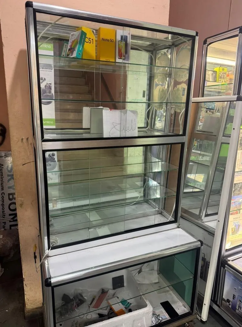 Vitrine en aluminium avec éclairage