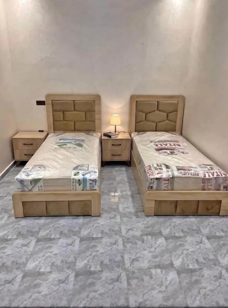2 lits complets et 2 coiffeuses neufs à bon prix