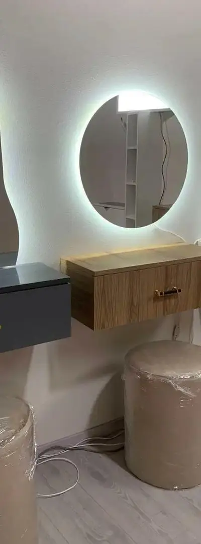 Coiffeuse et miroir