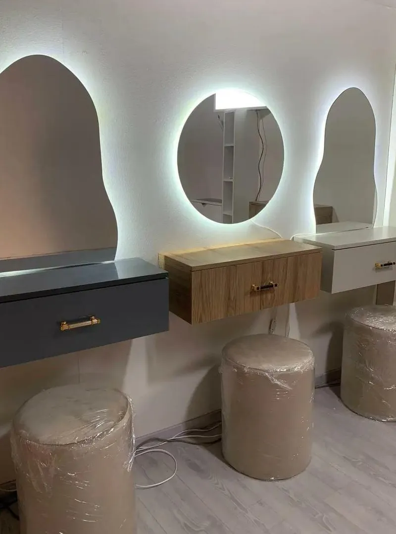 Coiffeuse et miroir