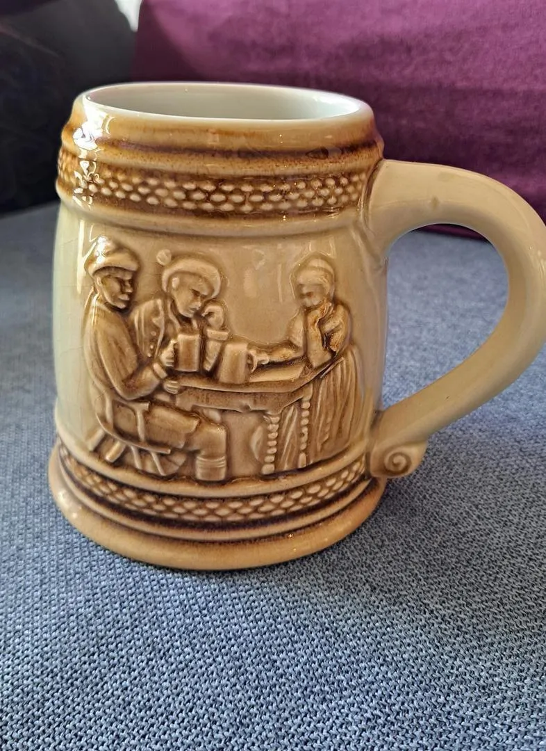Chope à bière vintage en céramique – 220 DH la pièce