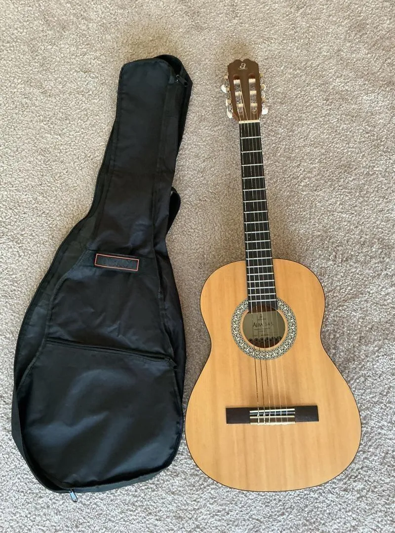 Guitare classique 3/4 avec pochette à vendre