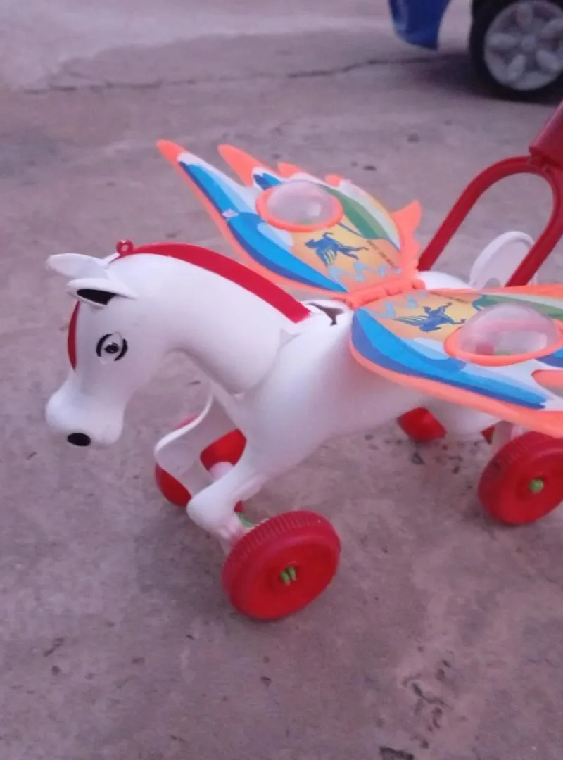 Jeu de cheval qui bouge avec un bâton