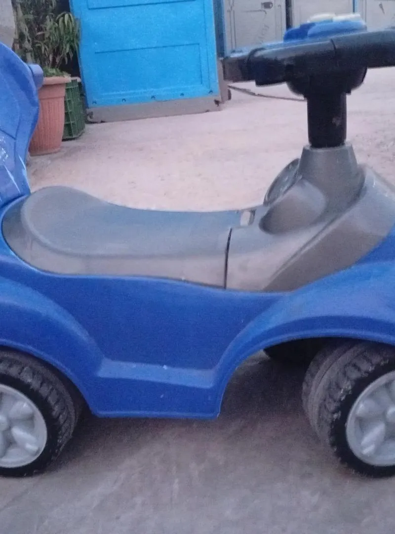 Voiture pour enfants qui roule vite, encore propre et neuve