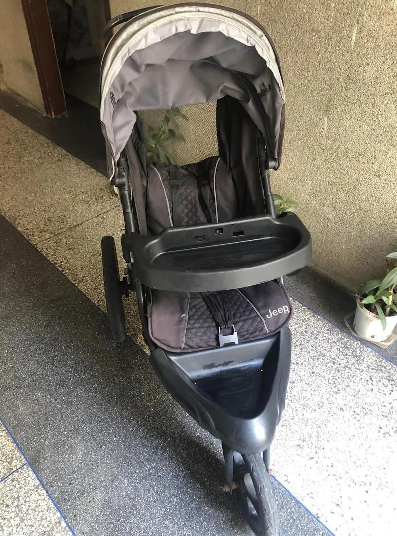 Poussette à vendre bon état la marque Jeep