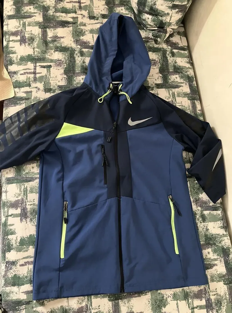 Une veste à capuche Nike bleue origine ✅ taille L