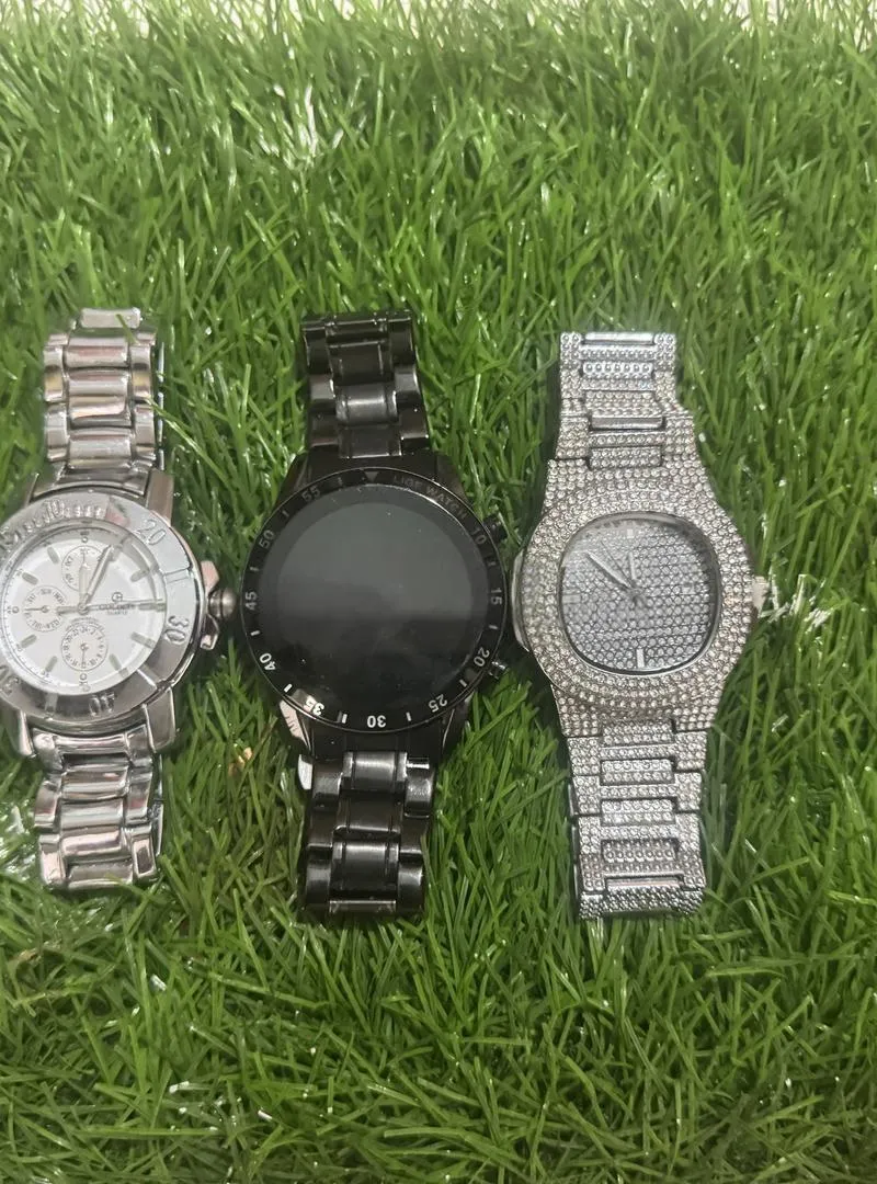 Lot de 3 montres old money et une montre connectée