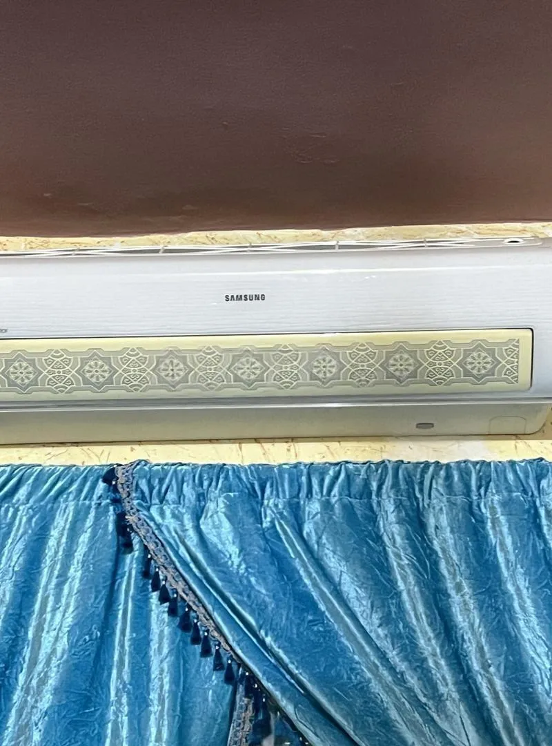 Climatiseur de marque Samsung, en bon état et de grande taille