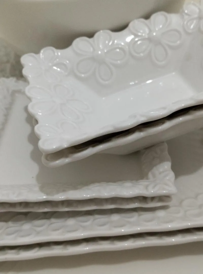 Assiettes et bols en porcelaine