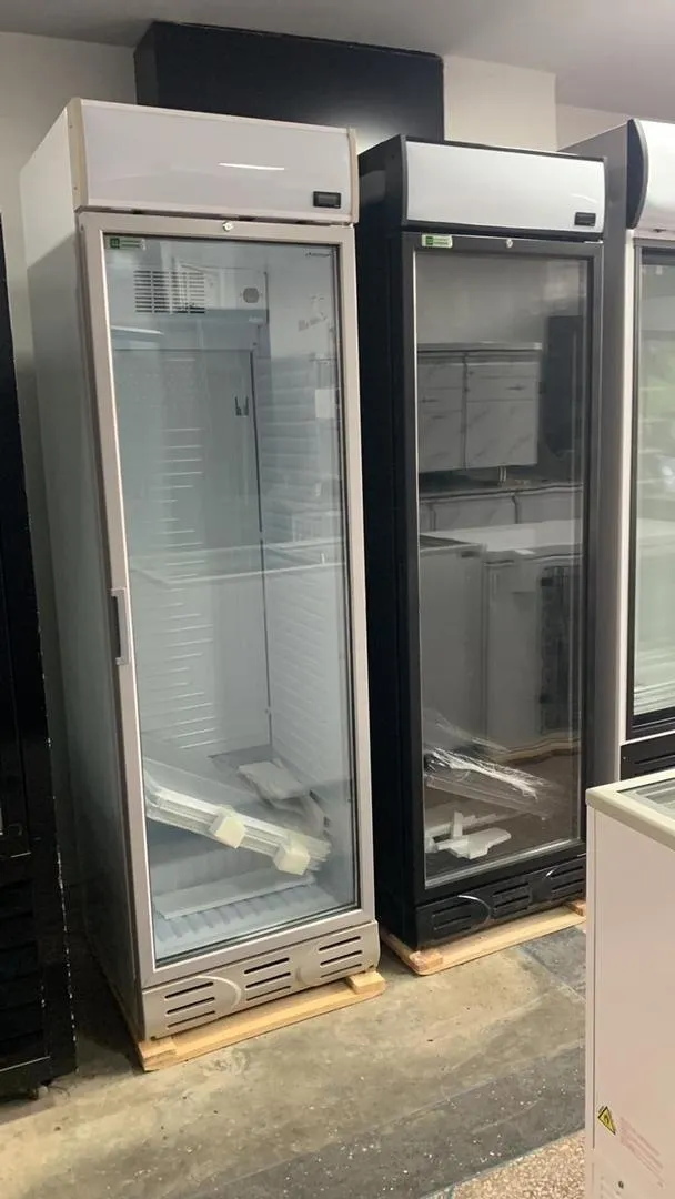 Réfrigérateur pour exposer des marchandises
