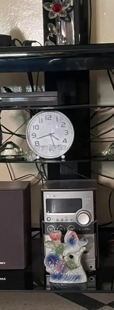 Table en verre avec haut-parleurs en bon état