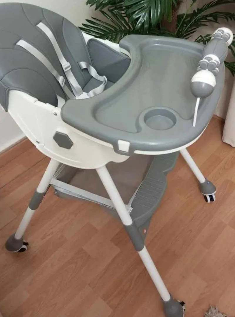 Chaise haute pour bébés et nourrissons avec balancelle