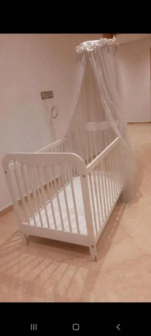 Lit de bébé en bois massif