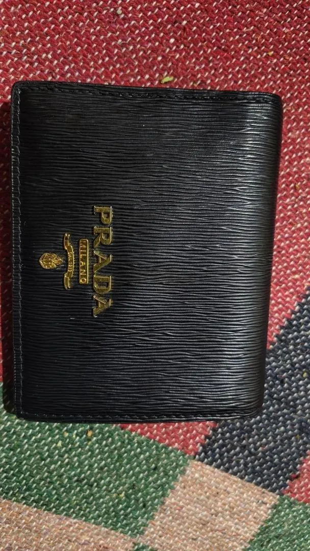 Portefeuille compact Prada noir en cuir Vitello