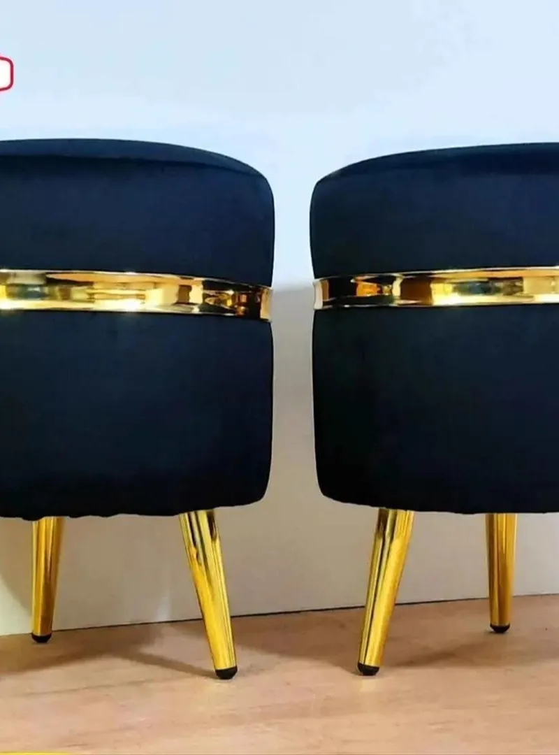 Pouffe moderne avec des pieds