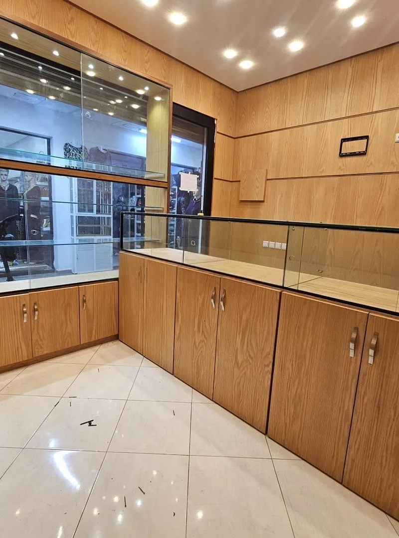 Meubles de magasin en bois avec vitrines en verre