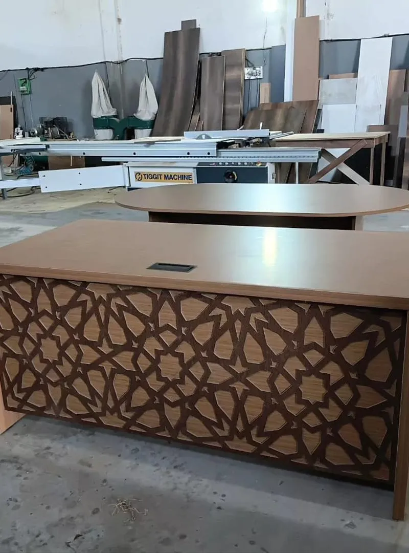 Bureau avec un motif artisanal