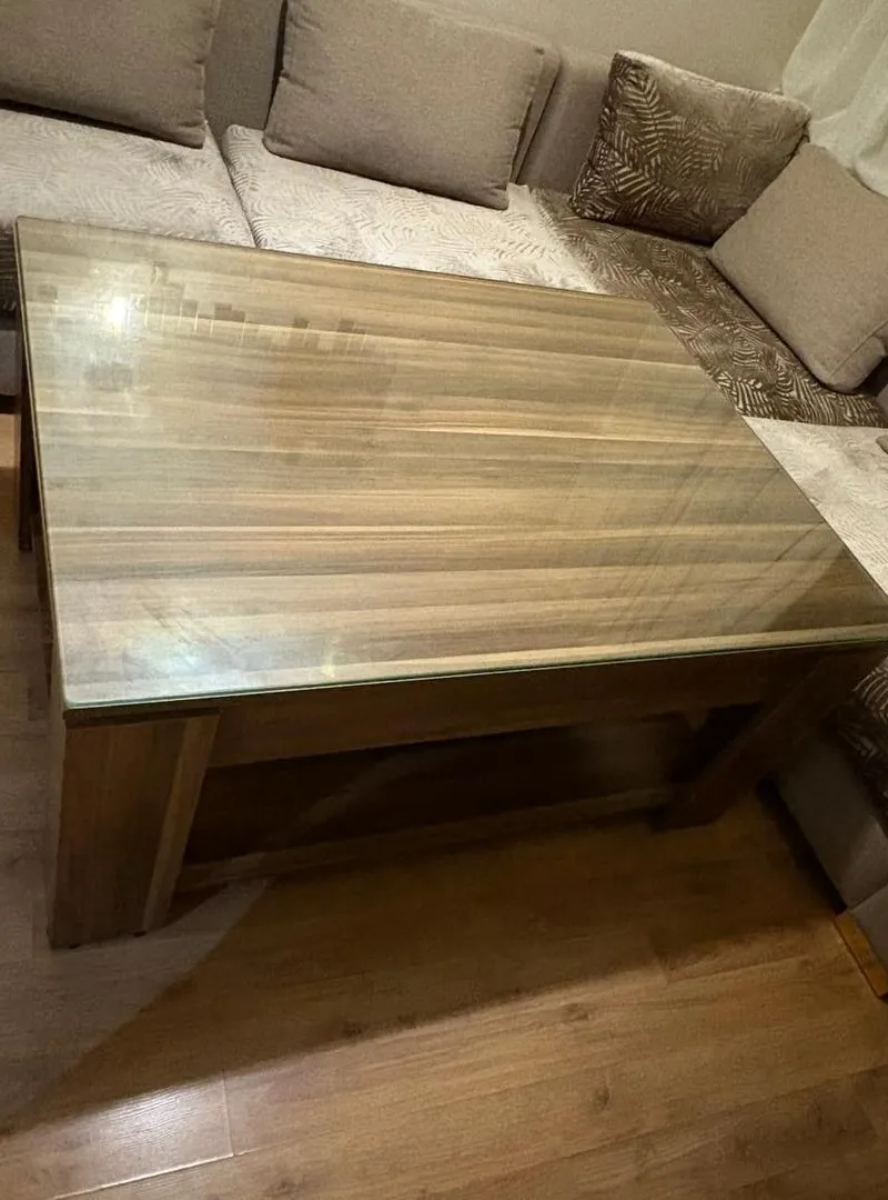 Table basse en bois avec plateau en verre