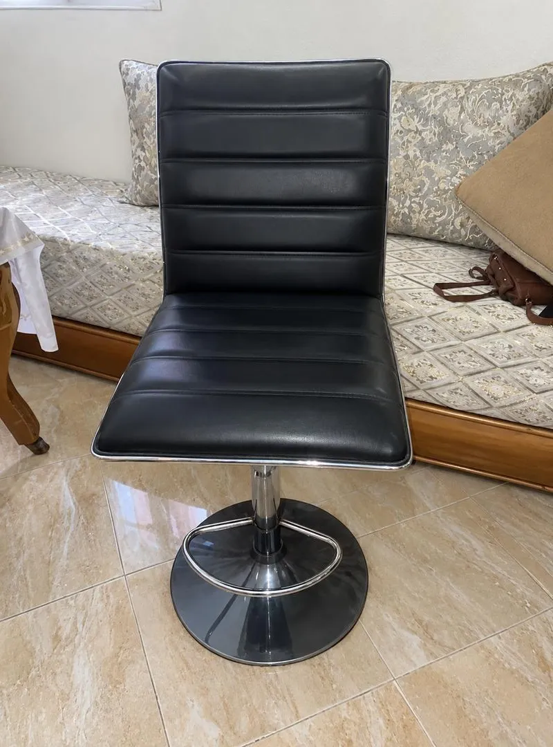 5 chaises en cuir réglables en hauteur