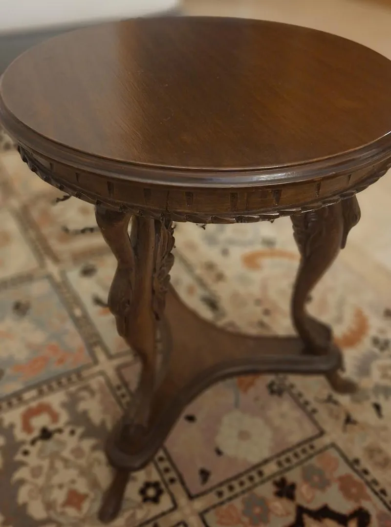 Lot de 5 tables à thé sculptées en hêtre massif