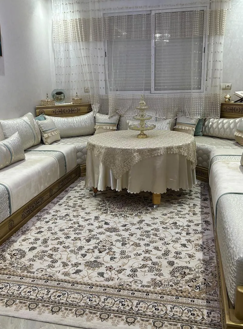Salon marocain complet avec tapis