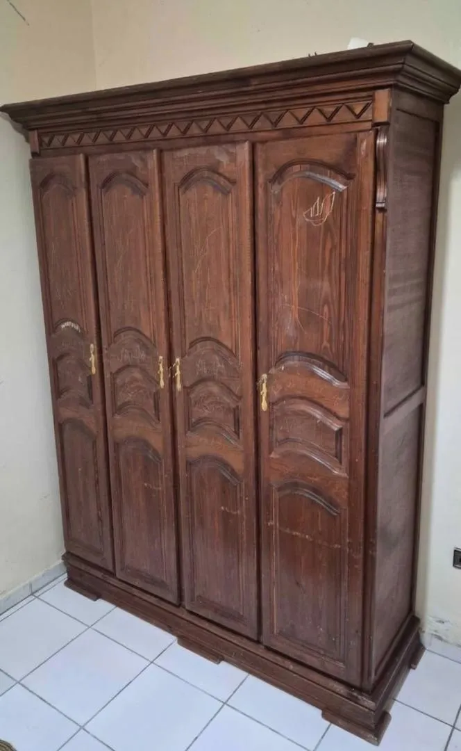 Belle armoire ancienne en bois massif
