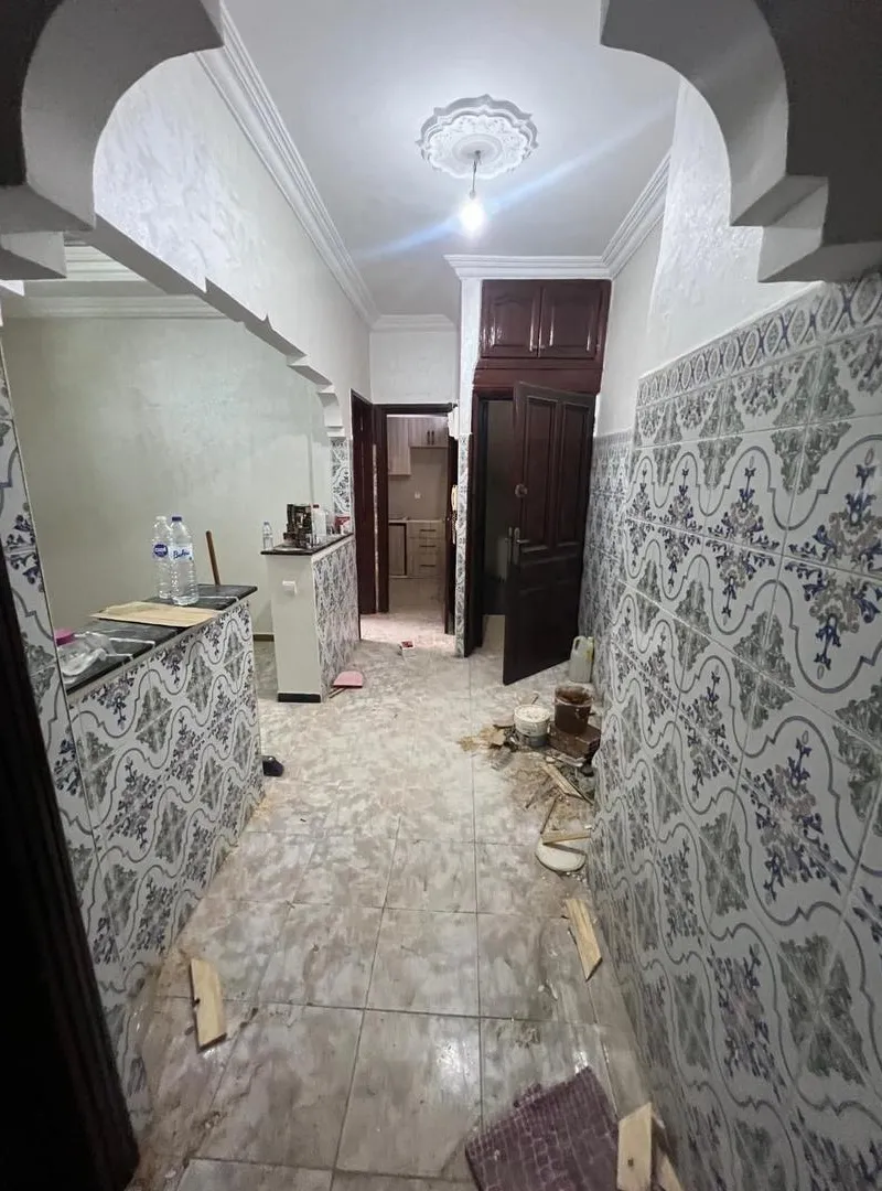 Appartement rénové au troisième étage avec une chambre construite sur le toit