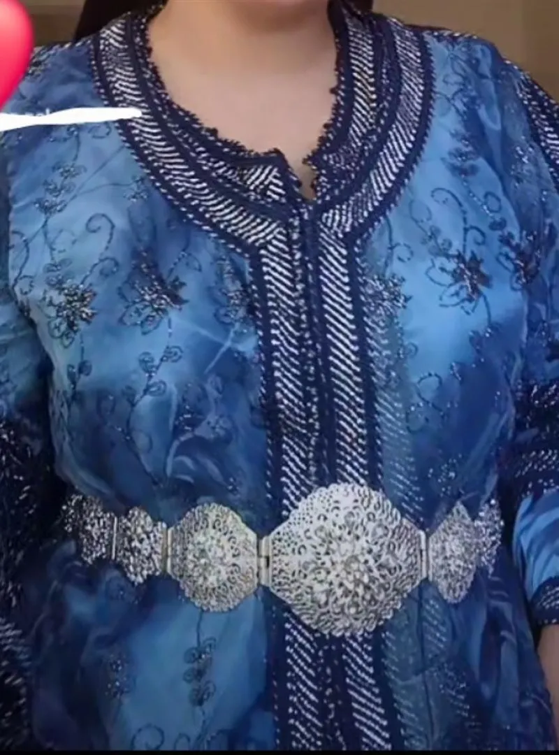 Takchita avec sa ceinture