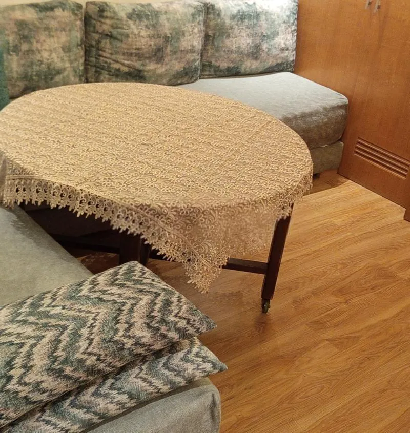 Salon à vendre avec sa table ronde