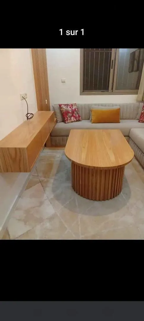 Table en bois massif avec bardage