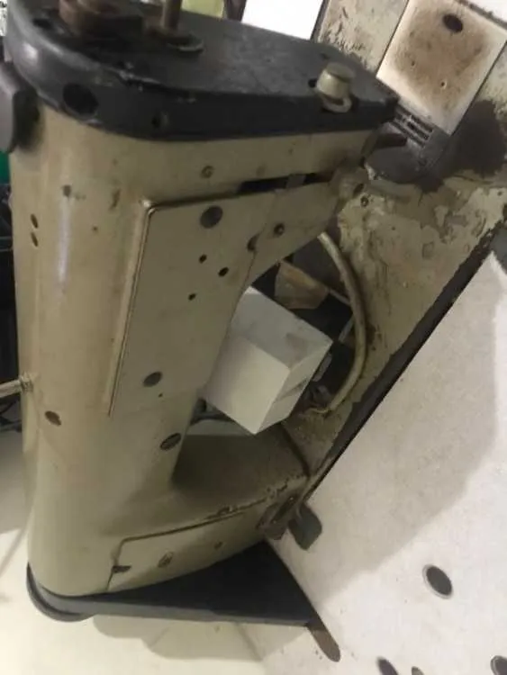 Machine à coudre industrielle avec table