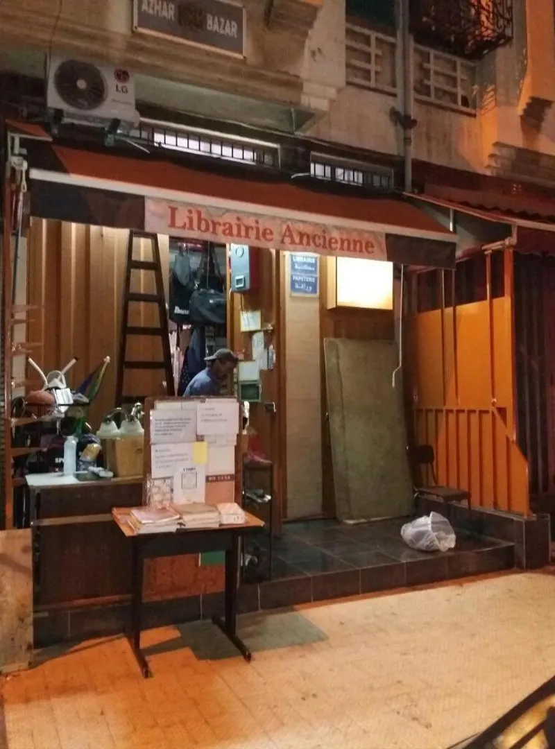 Cherche un ou une aide libraire serieux .
