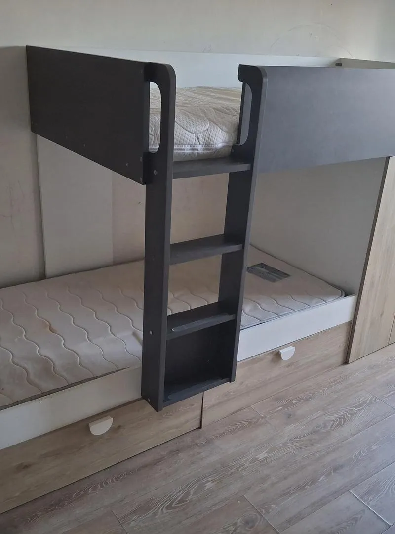 2 lits superposés pour enfants avec rangements
