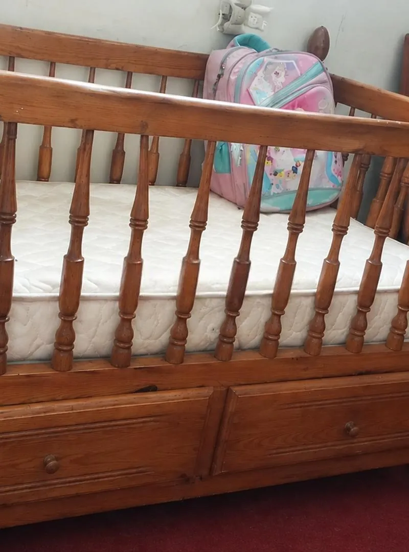 Lit bébé en bois avec matelas et deux tiroirs