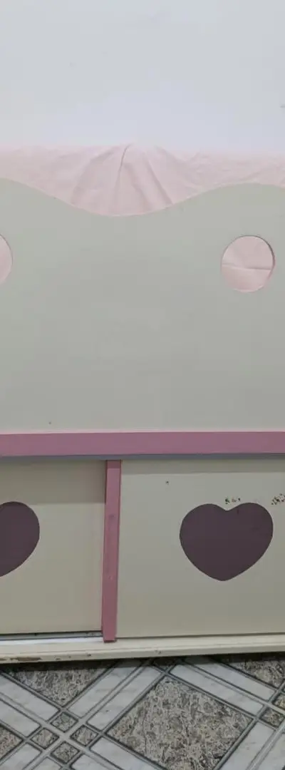 Lit pour bébés et nourrissons avec armoire
